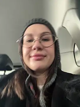 RinaCat online show from December 4, 5:50 am