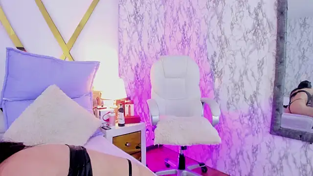 Snapshot of Athziry_ chatting on December 12, 12:05 am Athziry online show from December 12, 12:05 am