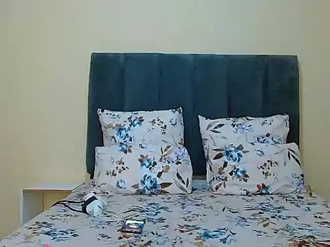 Snapshot of curvycloe1 chatting on April 24, 9:01 am curvycloe1 online show from April 24, 9:01 am