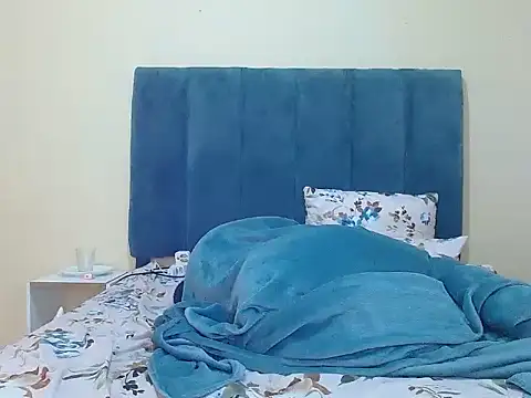 Snapshot of curvycloe1 chatting on May 22, 6:20 am curvycloe1 online show from May 22, 6:20 am