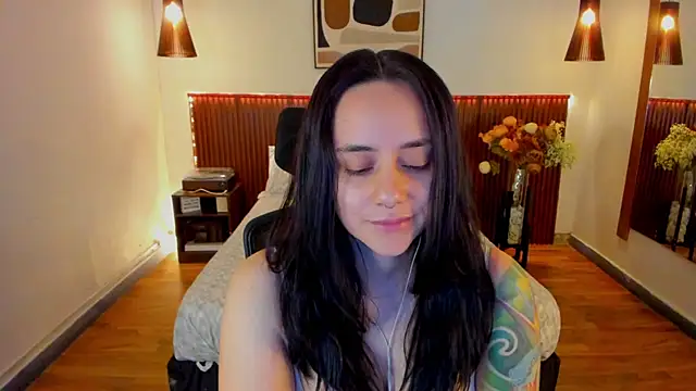 Snapshot of KatherineBond chatting on May 16, 8:18 pm KatherineBond online show from May 16, 8:18 pm