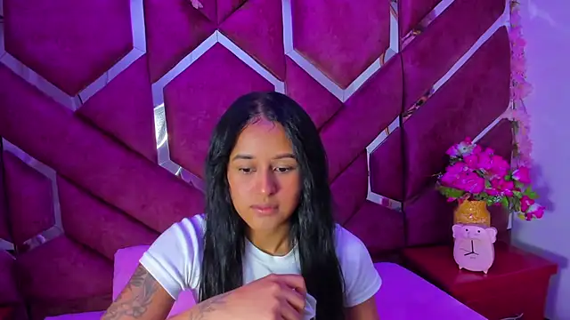 Snapshot of milly_print chatting on December 4, 3:05 am milly print online show from December 4, 3:05 am