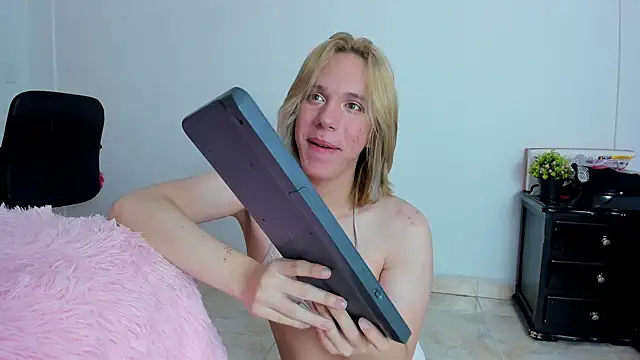 Snapshot of _Little_angel69 chatting on December 18, 5:21 pm  Little angel69 online show from December 18, 5:21 pm