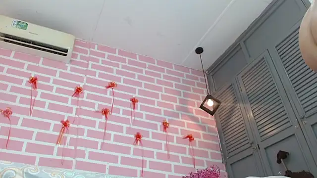 Snapshot of emy_0 chatting on February 19, 7:59 pm emy 0 online show from February 19, 7:59 pm