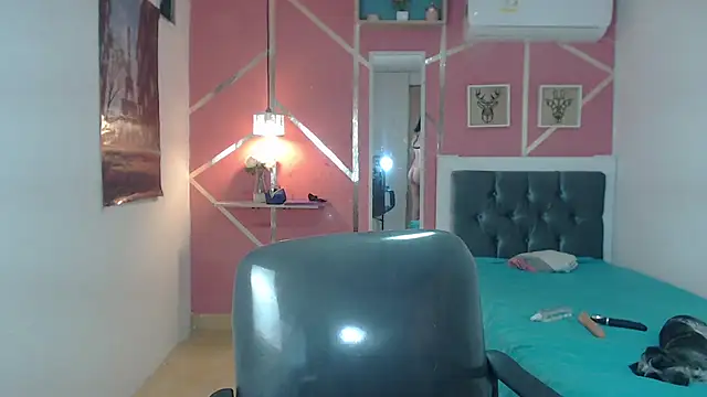 Snapshot of emy_0 chatting on February 21, 6:18 am emy 0 online show from February 21, 6:18 am