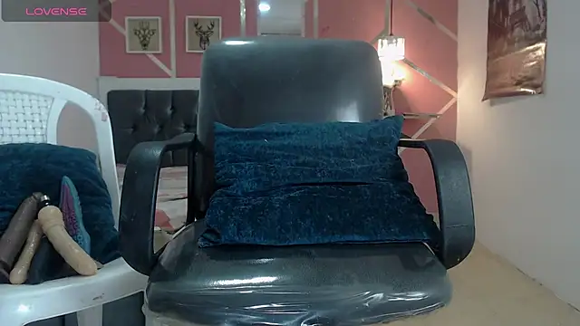 Snapshot of emy_0 chatting on March 6, 6:30 am emy 0 online show from March 6, 6:30 am