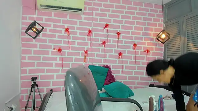 Snapshot of emy_0 chatting on March 6, 8:37 pm emy 0 online show from March 6, 8:37 pm