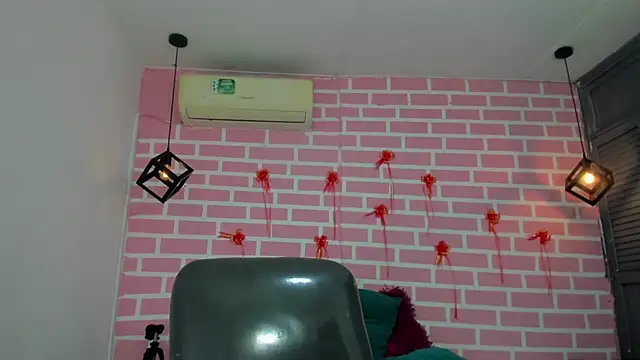 Snapshot of emy_0 chatting on March 6, 11:42 pm emy 0 online show from March 6, 11:42 pm