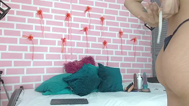 Snapshot of emy_0 chatting on March 7, 3:19 am emy 0 online show from March 7, 3:19 am