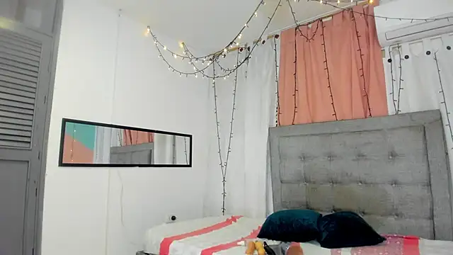 Snapshot of emy_0 chatting on March 21, 3:55 am emy 0 online show from March 21, 3:55 am