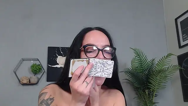 Snapshot of IzabelllNoir chatting on April 30, 5:47 am IzabelllNoir online show from April 30, 5:47 am