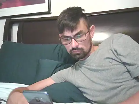 Snapshot of spence204011 chatting on November 23, 1:27 am spence204011 online show from November 23, 1:27 am