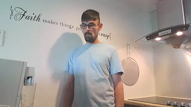 Snapshot of spence204011 chatting on April 4, 3:20 pm spence204011 online show from April 4, 3:20 pm