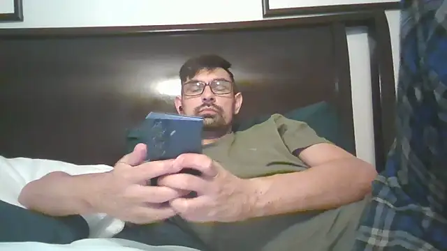 Snapshot of spence204011 chatting on April 11, 1:54 am spence204011 online show from April 11, 1:54 am