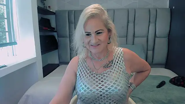 Snapshot of ScarletHoot_ chatting on February 7, 7:28 pm ScarletHoot online show from February 7, 7:28 pm
