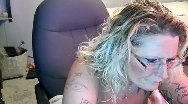 Snapshot of Lisalovely6981 chatting on January 22, 12:27 pm Lisalovely6981 online show from January 22, 12:27 pm