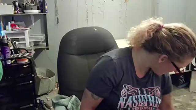 Snapshot of Lisalovely6981 chatting on February 6, 10:10 pm Lisalovely6981 online show from February 6, 10:10 pm