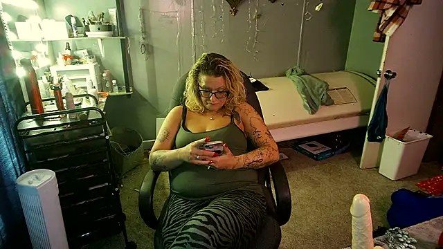 Snapshot of Lisalovely6981 chatting on February 21, 8:16 pm Lisalovely6981 online show from February 21, 8:16 pm