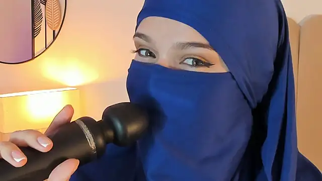 Snapshot of anna-henao chatting on January 13, 1:06 pm anna-henao online show from January 13, 1:06 pm