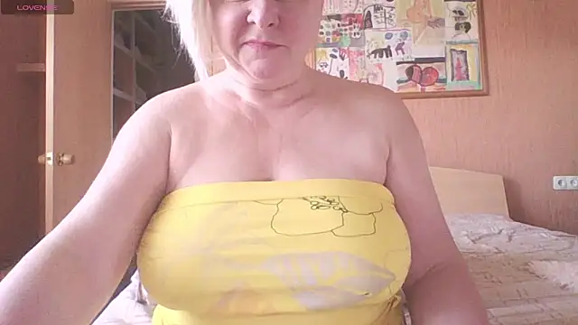 Snapshot of mira_robinsonnn chatting on April 24, 2:47 am mira robinsonnn online show from April 24, 2:47 am