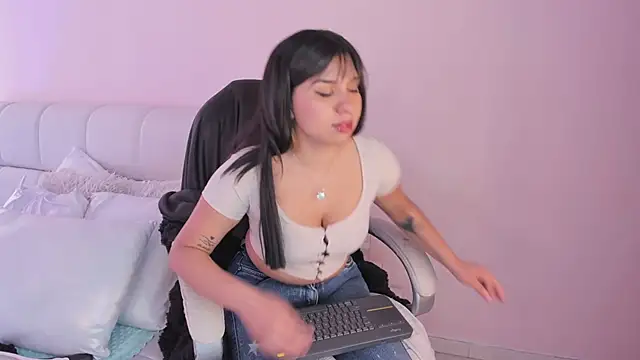 Snapshot of lucy_Bensonn chatting on March 21, 3:57 pm lucy Bensonn online show from March 21, 3:57 pm