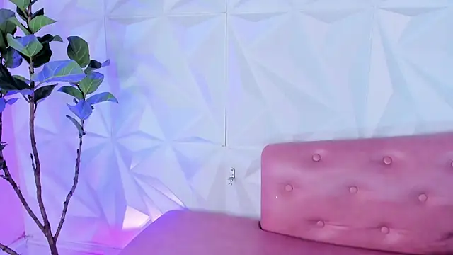 Snapshot of LinnaGardenia chatting on February 10, 4:47 pm LinnaGardenia online show from February 10, 4:47 pm