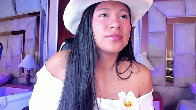 Snapshot of LinnaGardenia chatting on December 21, 12:45 pm LinnaGardenia online show from December 21, 12:45 pm