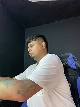 Snapshot of DickMasterfindom chatting on July 3, 1:56 am DickMasterfindom online show from July 3, 1:56 am