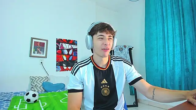 Snapshot of AlessandroDybala chatting on June 2, 12:18 pm AlessandroDybala online show from June 2, 12:18 pm