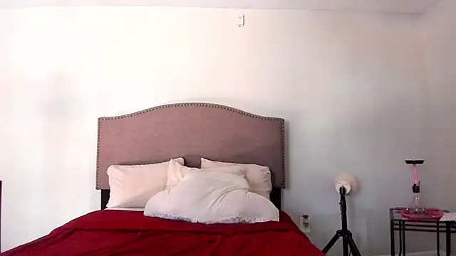 yiauana online show from October 13, 8:09 pm