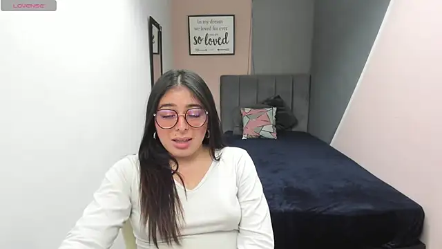 Snapshot of MiaWils_ chatting on February 5, 1:37 am MiaWils online show from February 5, 1:37 am