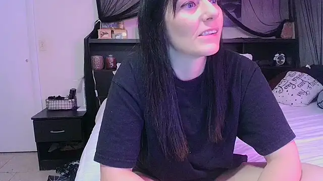 Snapshot of CrystalLakeXO chatting on April 20, 6:27 am CrystalLakeXO online show from April 20, 6:27 am