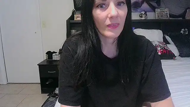 Snapshot of CrystalLakeXO chatting on April 23, 5:41 am CrystalLakeXO online show from April 23, 5:41 am