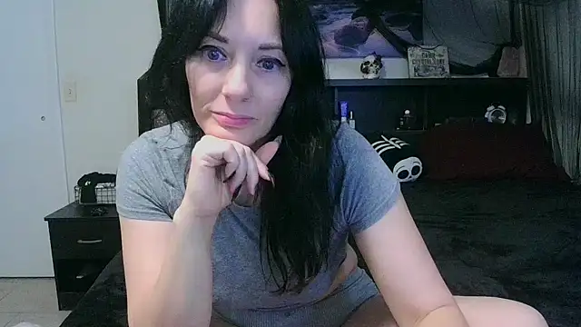 Snapshot of CrystalLakeXO chatting on April 26, 5:16 am CrystalLakeXO online show from April 26, 5:16 am