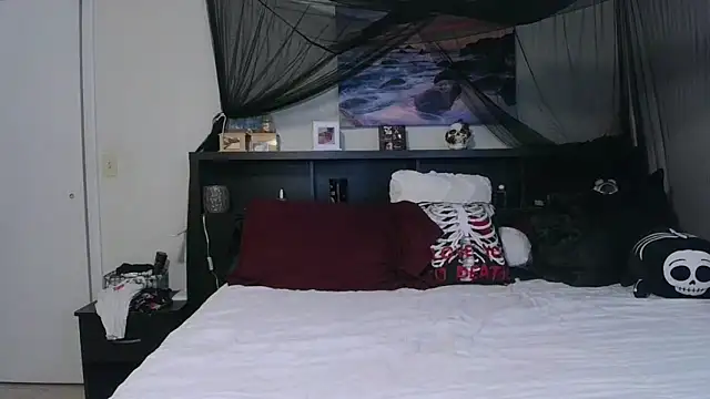 Snapshot of CrystalLakeXO chatting on April 29, 4:38 am CrystalLakeXO online show from April 29, 4:38 am
