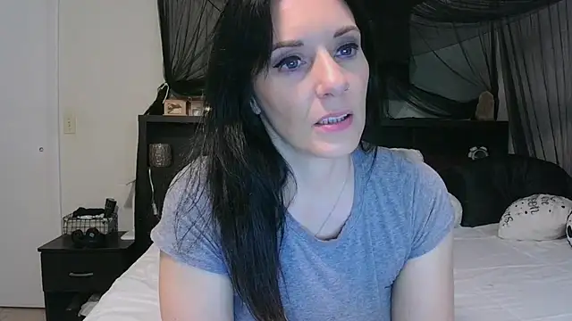 Snapshot of CrystalLakeXO chatting on May 1, 4:28 am CrystalLakeXO online show from May 1, 4:28 am