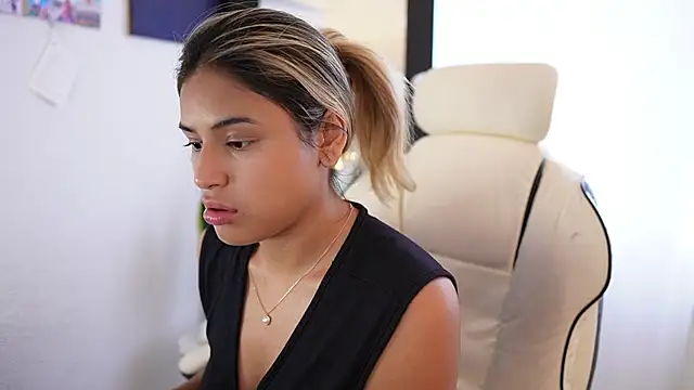 SaraParisi online show from February 1, 9:40 pm