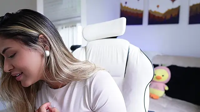 SaraParisi online show from February 4, 9:10 pm