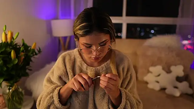 SaraParisi online show from March 7, 12:15 am