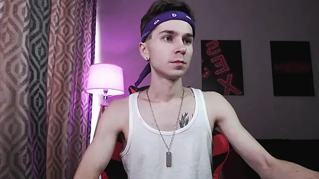 Joseph  Quinn online show from October 25, 6:21 am