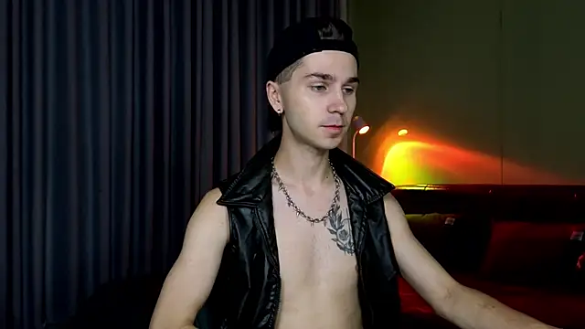 Joseph  Quinn online show from March 16, 4:07 am