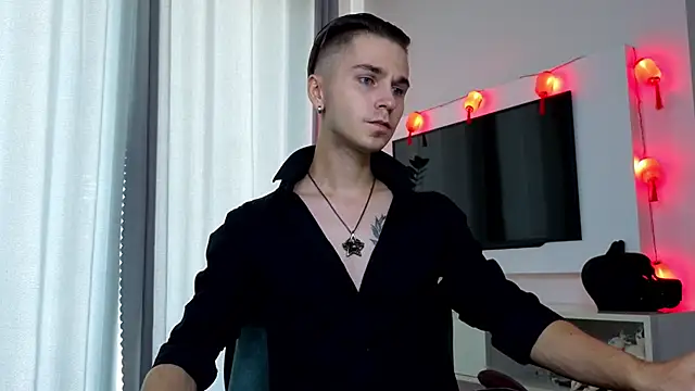 Joseph  Quinn online show from April 11, 7:45 am