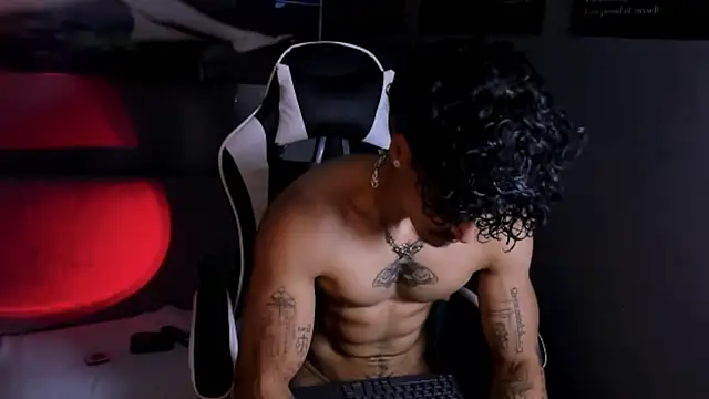 Snapshot of Thomas_Fit1 chatting on April 18, 5:55 am Thomas Fit1 online show from April 18, 5:55 am