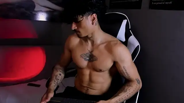 Snapshot of Thomas_Fit1 chatting on April 20, 7:37 pm Thomas Fit1 online show from April 20, 7:37 pm