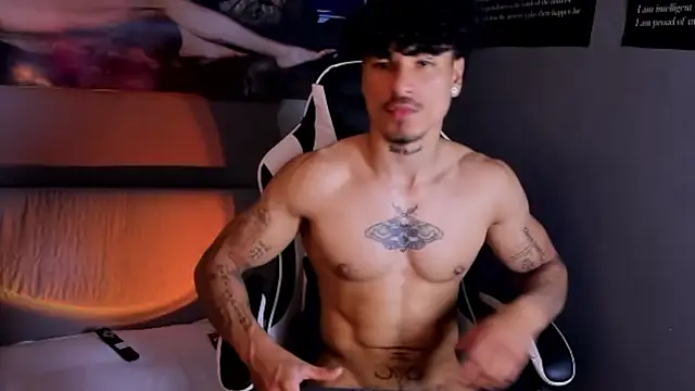 Snapshot of Thomas_Fit1 chatting on April 22, 7:59 pm Thomas Fit1 online show from April 22, 7:59 pm