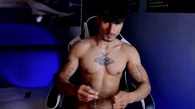 Snapshot of Thomas_Fit1 chatting on May 11, 3:12 am Thomas Fit1 online show from May 11, 3:12 am