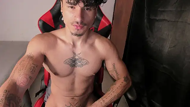 Snapshot of Thomas_Fit1 chatting on June 1, 11:28 pm Thomas Fit1 online show from June 1, 11:28 pm