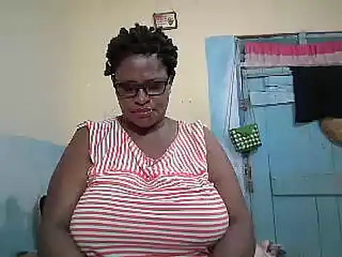 Snapshot of sexy_bigboobss chatting on May 4, 6:53 am sexy bigboobss online show from May 4, 6:53 am