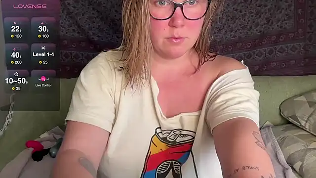 Snapshot of GlitterKitty108 chatting on January 9, 2:53 pm GlitterKitty108 online show from January 9, 2:53 pm