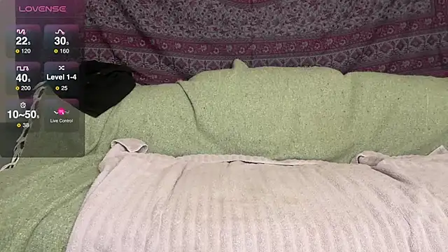 Snapshot of GlitterKitty108 chatting on February 25, 12:31 am GlitterKitty108 online show from February 25, 12:31 am